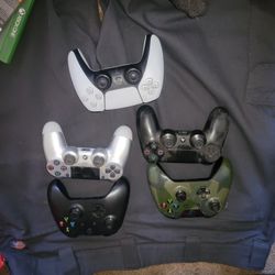 Random Collection Of Xbox, PlayStation And Nintendo Games Parts And Accessories 