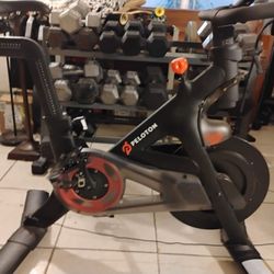 PELOTON  BIKE  :  FULL FUNCTIONAL /  HARDLY  EVER USED 
       SPIN BIKE  /  RECUMBENT BIKE / CYCLING EQUIPMENT / EXERCISE BIKE / STATIC BIKE     •   