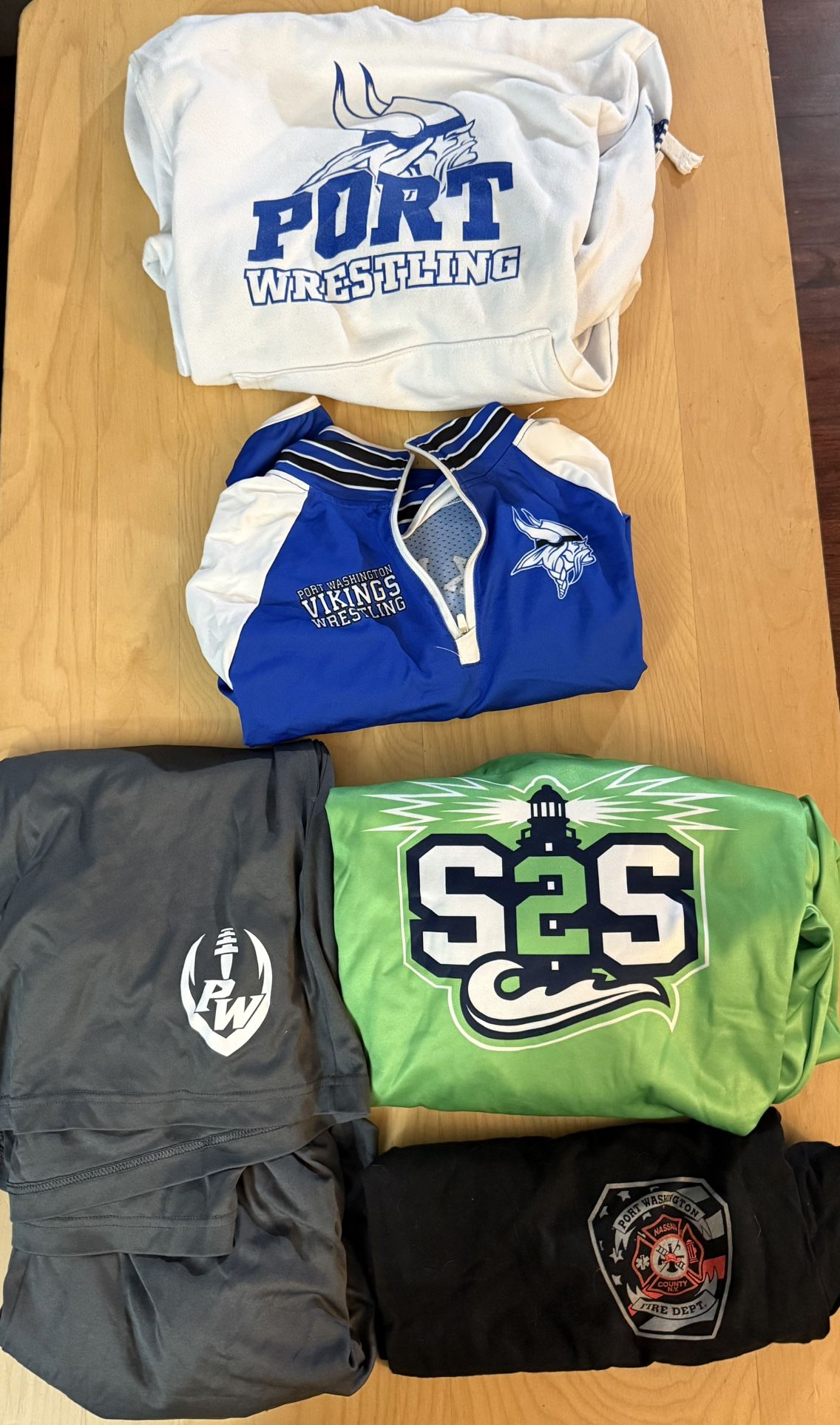 Young men teens tweens port Washington clothes size medium or white hoodie small