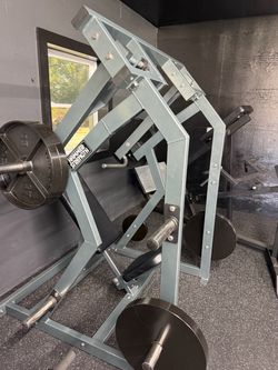 Hammer Strength Plate-loaded Machine shoulders