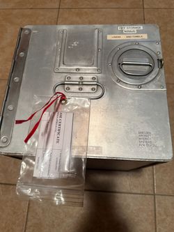 Aircraft dry storage cabinet