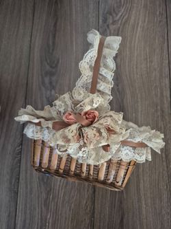 Decorative wucker basket