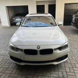 BMW 320I Sedan Broken Driver side Head Lights Cover