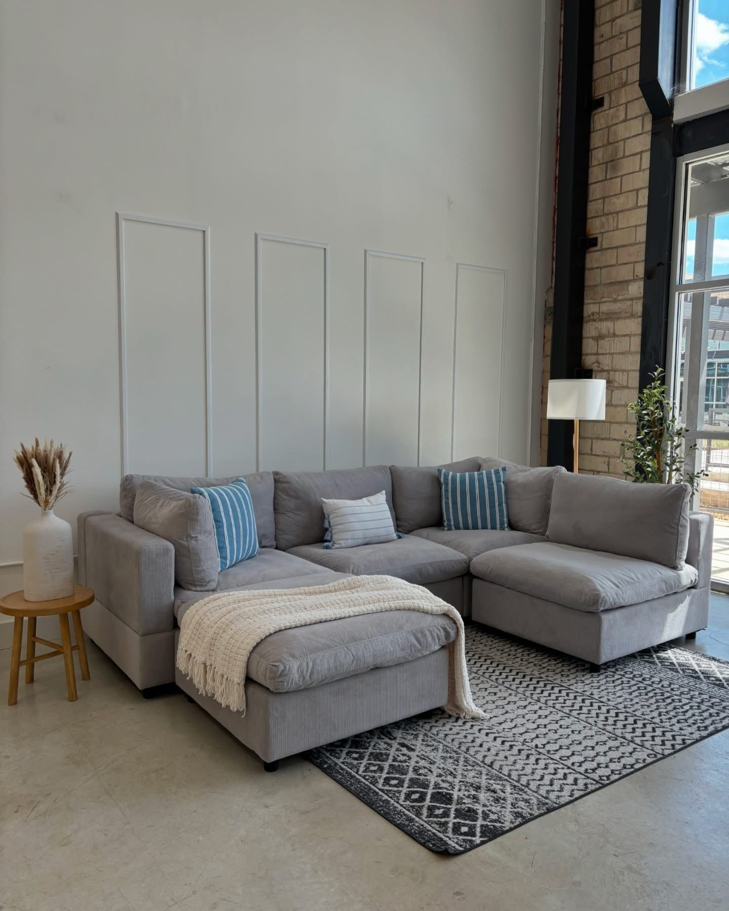 New in box!!! Light grey 5 Piece sectional Free delivery!!