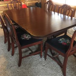 Beautiful Duncan Phyfe dinette set