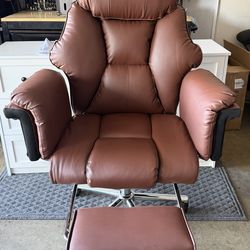 Executive Chair with Retractable Footrest