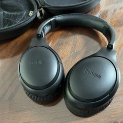 Over The Ear Noice Canceling Headphones Like New