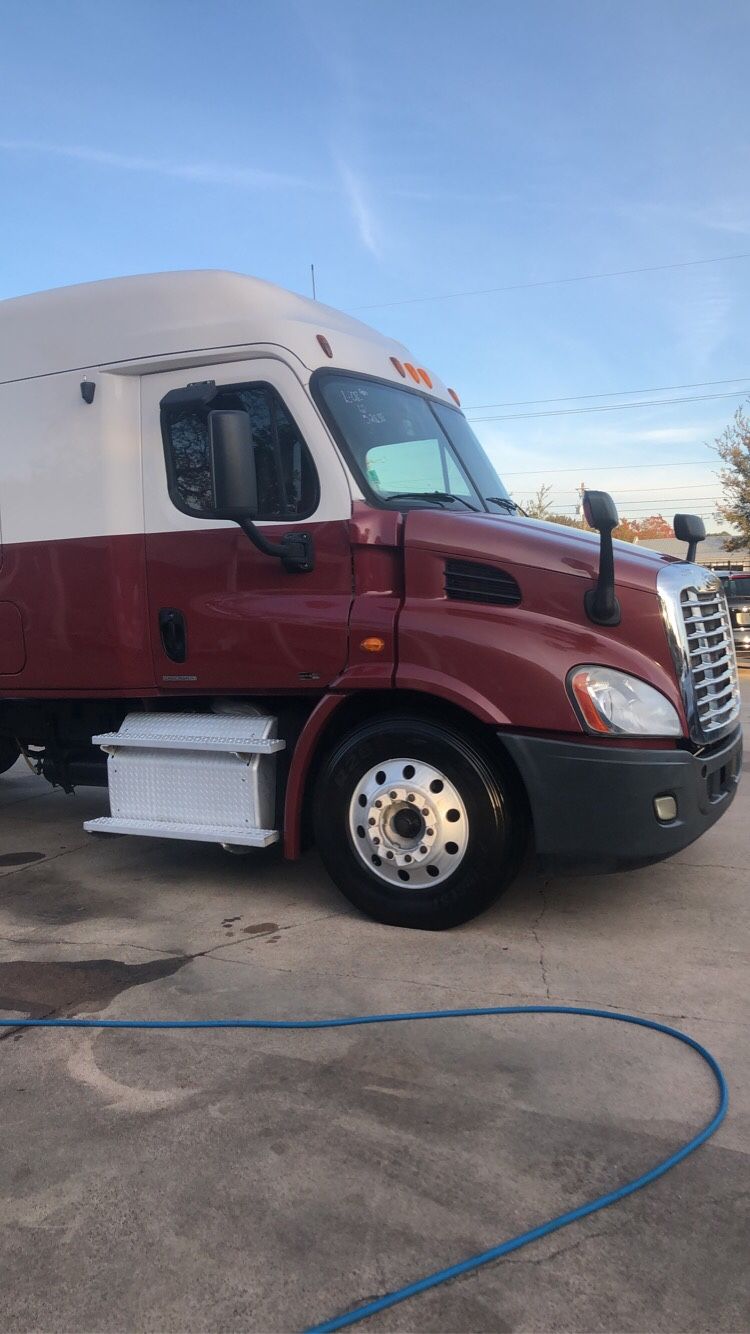 Freight liner cascadia 2012 DD13 automatic