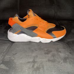 Mens US size 10 Adidas Orange Black Huarache Runners Preowned