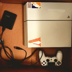 WHITE PS4 WITH 1 CONTROLLER & EXTRA STORAGE