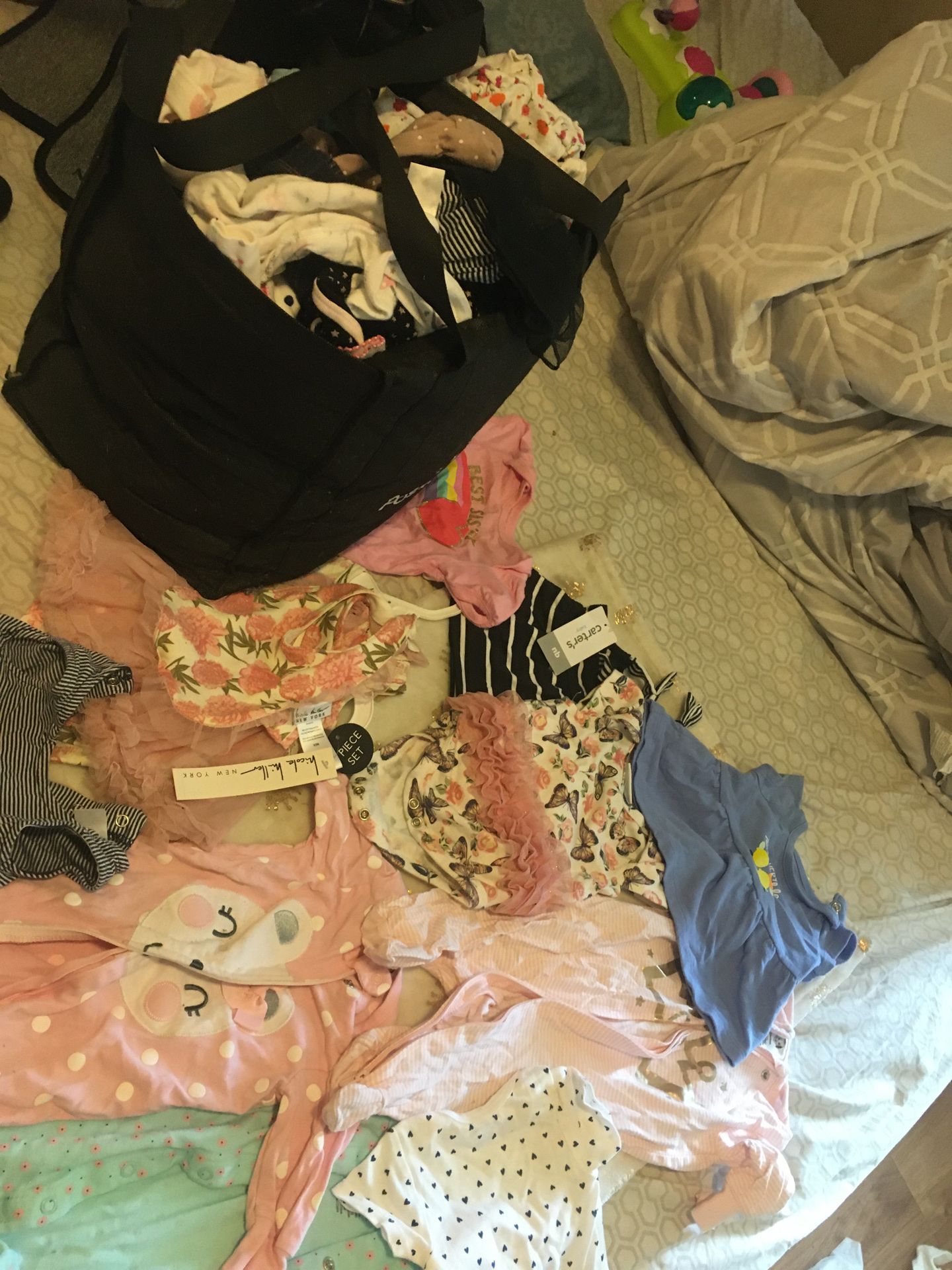 Newborn and 0-3 months baby girl clothes ALOT!! Need gone ASAP!