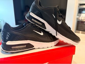 Women’s Nike black snicker new