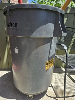 Commercial trash can