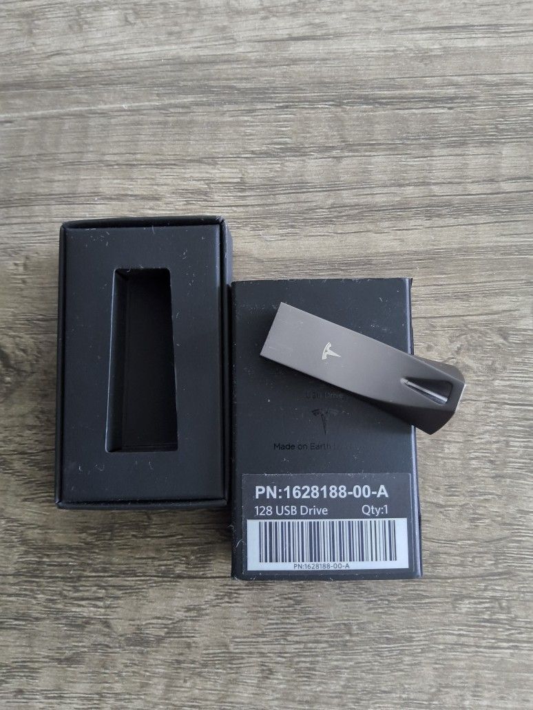 TESLA USB 128 Gb Drive. (Sentry Mode, Dash Cam Etc)