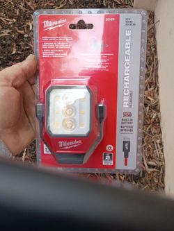 Milwaukee Rechargeable Pivoting Task Light