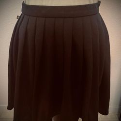 Chic black Adidas, mini skirt with pleats.
Size:S. 
Stylish and versatile. Ideal for casual or dressy looks. Like New!