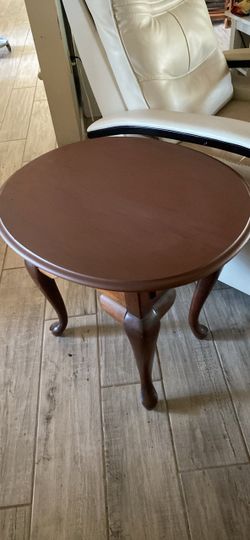 Broyhill End table with drawer