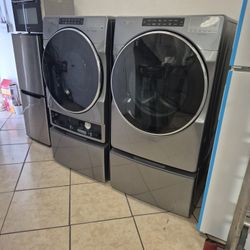 Whirlpool front load washer and gas dryer with pedestal