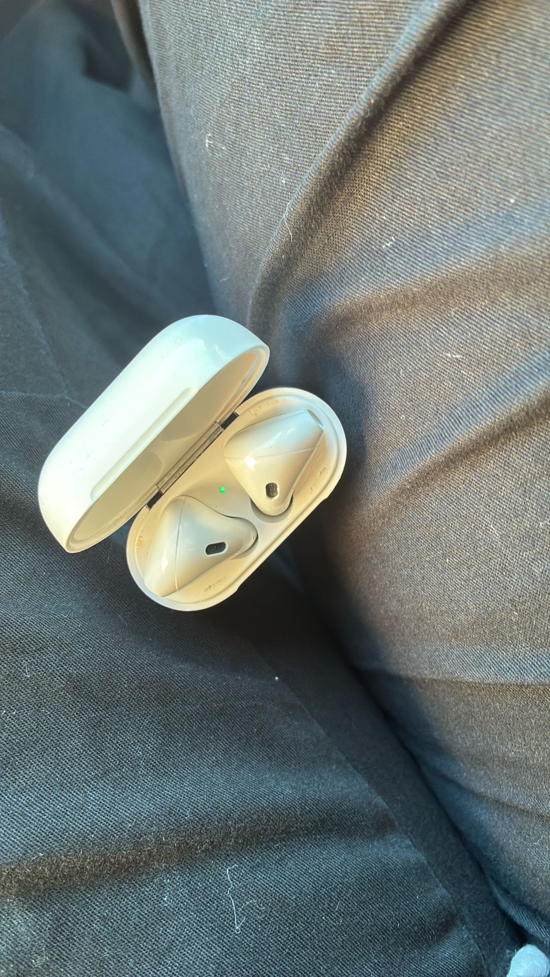AIRPODS 2ND GEN.