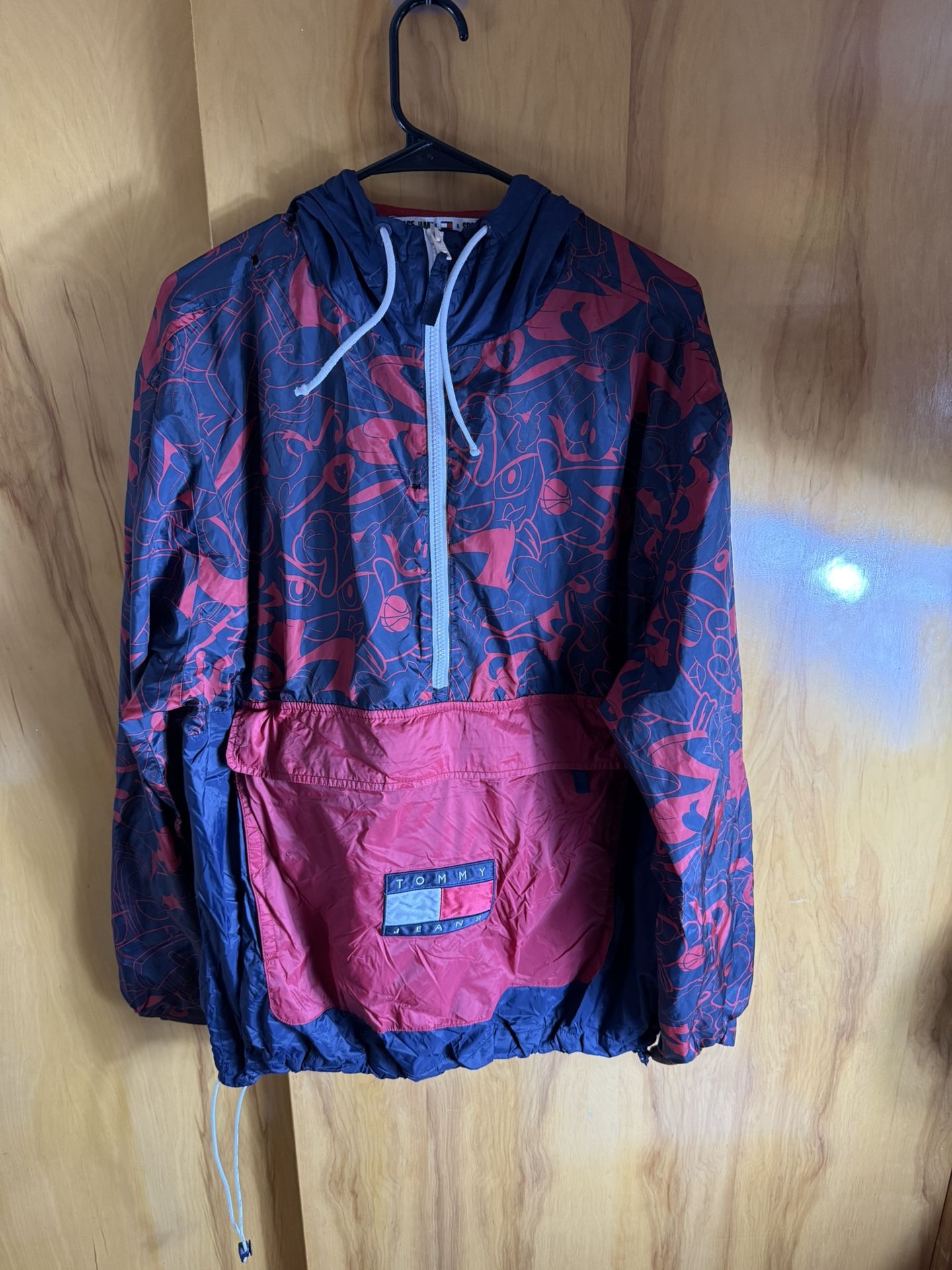 Tommy Jeans x Looney Tunes Space Jam Windbreaker Jacket in navy blue and red Flaws as seen in the last two pictures (two small holes)  Xl on tag