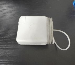 MacBook Pro 85W Charger • A1424