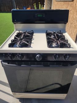 GE gas stove with 4 burners
