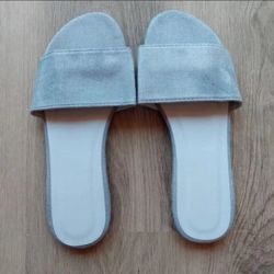6 Pairs Of flat Suede Sandals In Differences Sizes