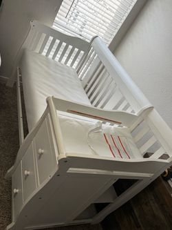 Convertible 4 in 1 Crid with Changing Table and Drawers