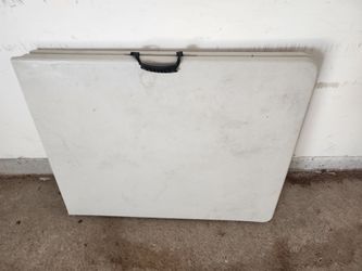 Foldable 8' table