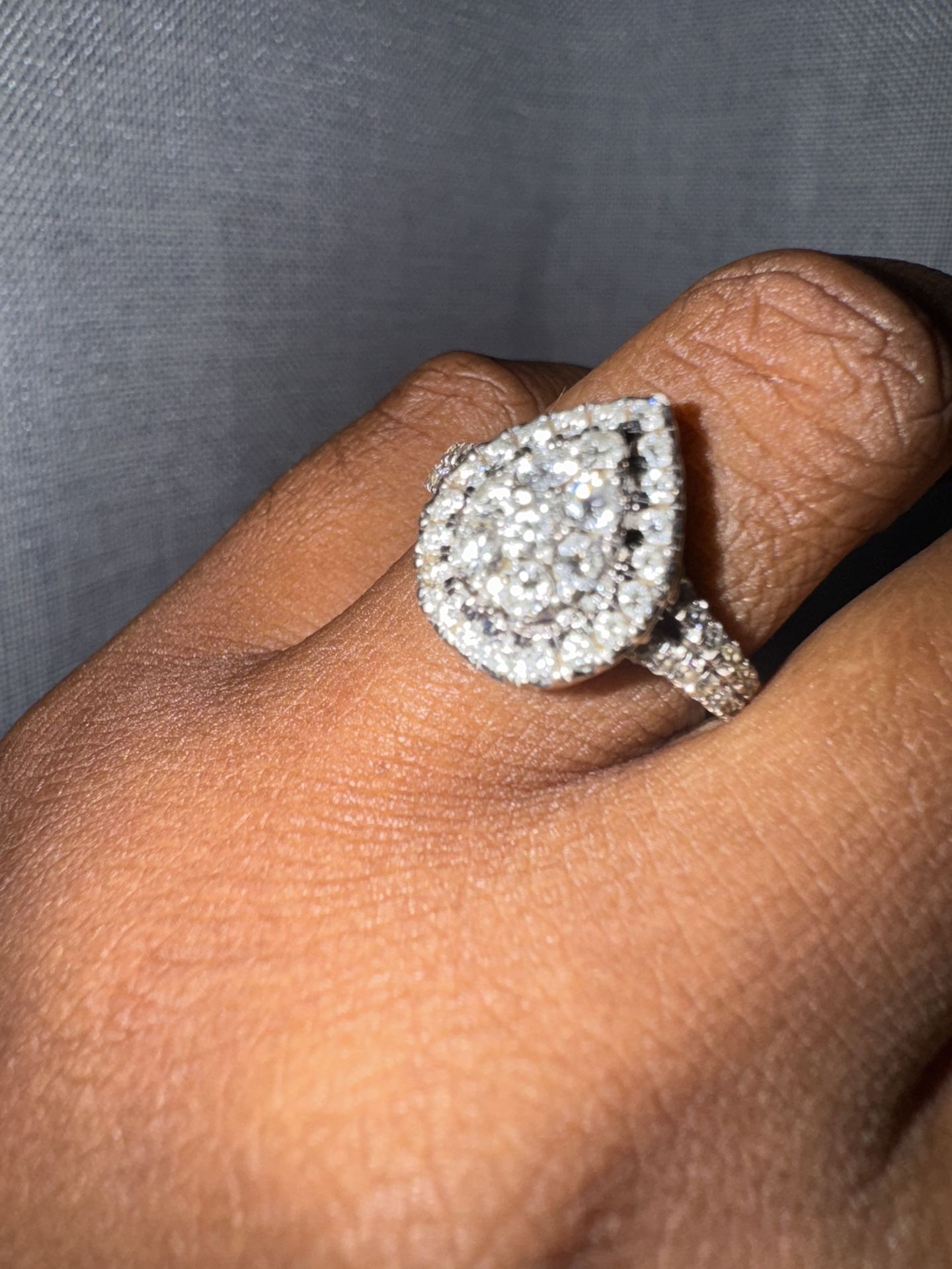 $600- Diamonds & White gold Engagement Ring (10K 1 Carat)