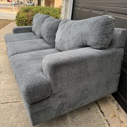 FREE DELIVERY 🚚 - 8ft Spacious Couch
