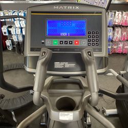 Matrix E30 High End Elliptical Cross Trainer Like New With Warranty MSRP $3400