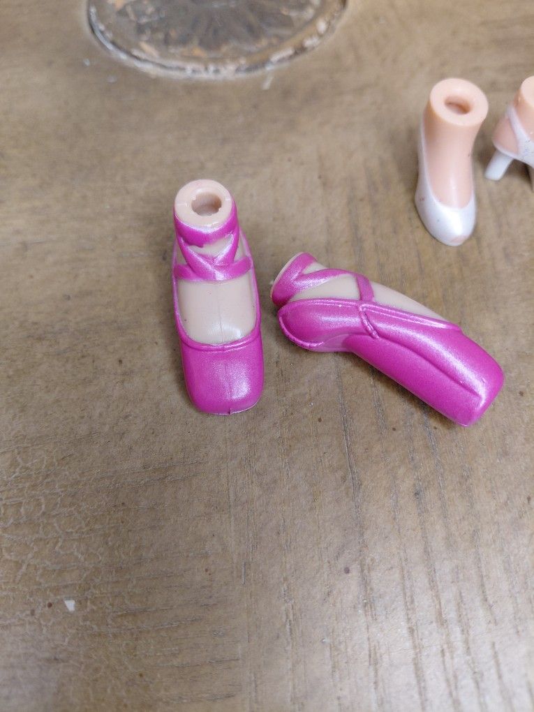 ๐๐Bratz dolls. collection of shoes and feet.