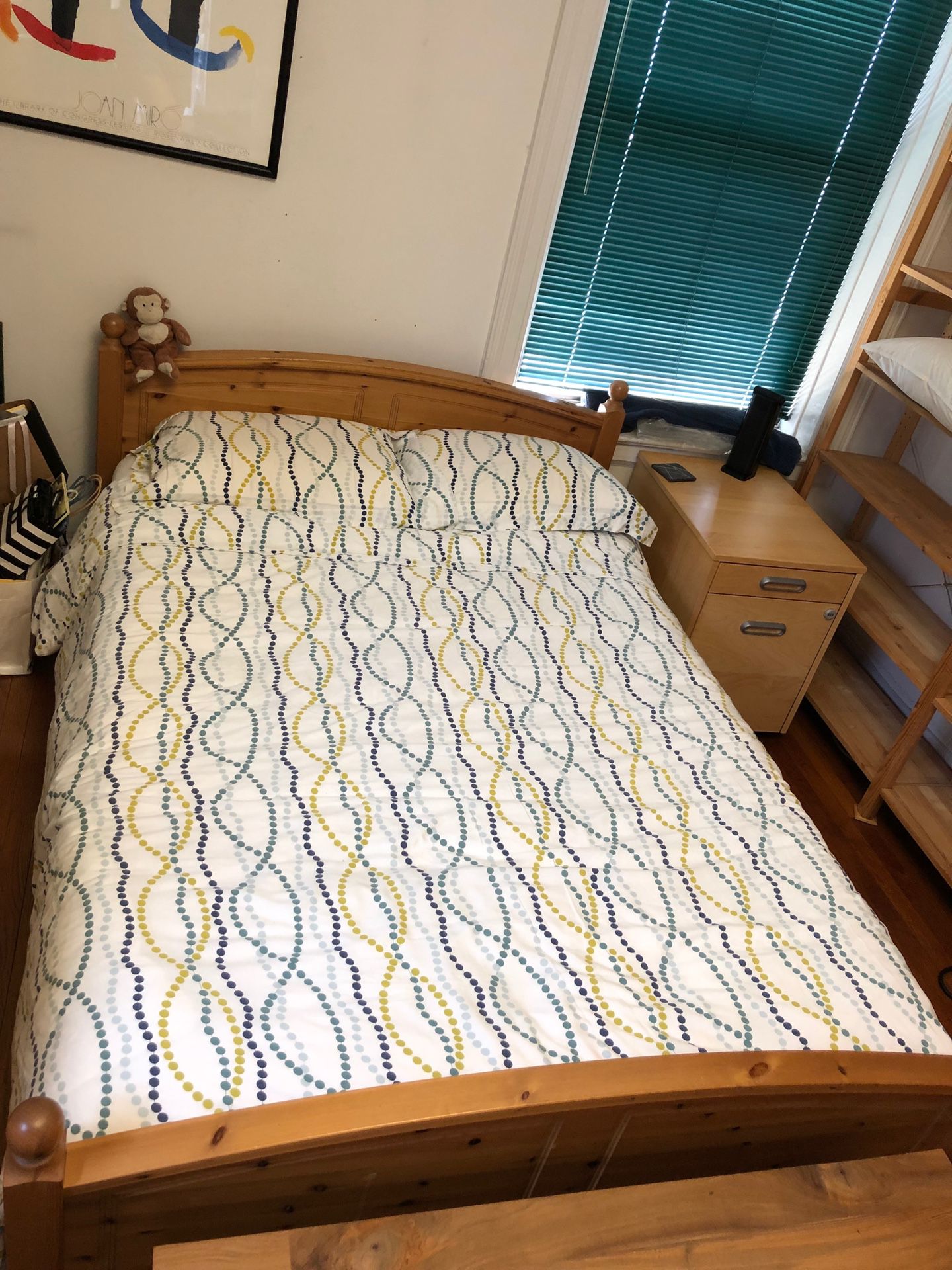Bed frame, full size, all wood, with 2 drawers, free