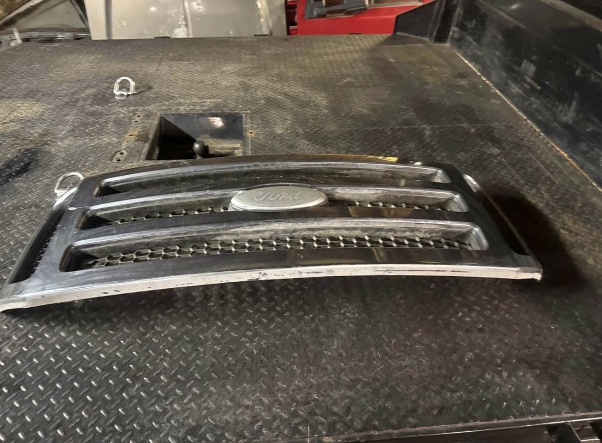 2005-2007 Ford F250 F350 grill