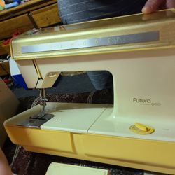 Singer Futura 900 Sewing Machine Works Perfect