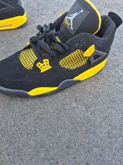 Nike air Jordan's yellow and black white thunder.