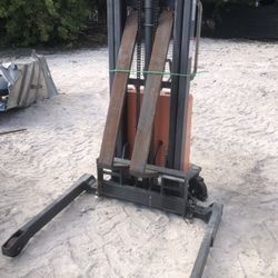 PALLET STACKER !!! PALLET STACKER !!!