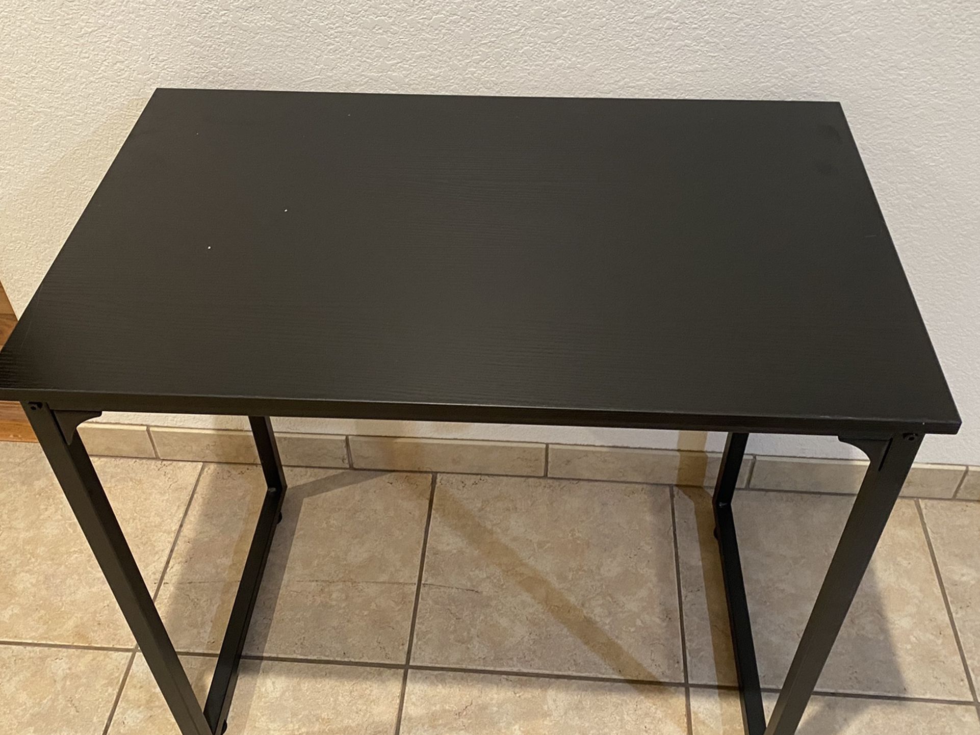 Nice desk 39 x 22