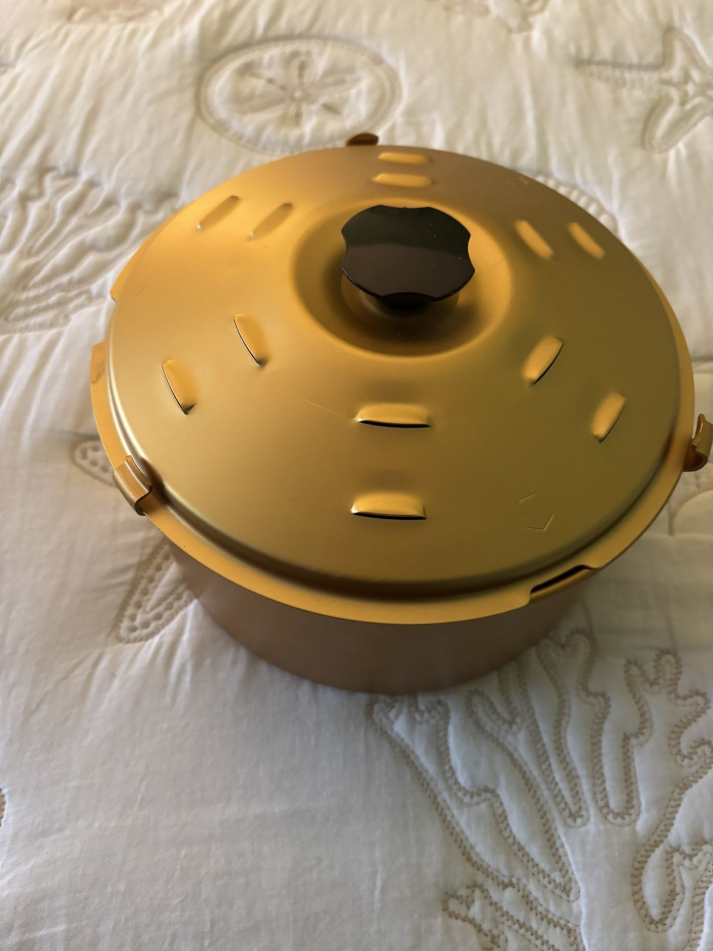 Vintage Rival Crock Pot Bread 'n Cake Bake Gold Aluminum Finish. All accessories Are Included. Excellent Near Mint Condition. Looks Lightly Used.