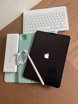 Apple iPad Air 5th Generation (M1 chip / 2022) 64GB with keyboard, pencil & Accessories