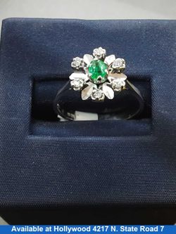 Women's Ring - White Gold 18k (.750) 3.5 grams Size 7.5