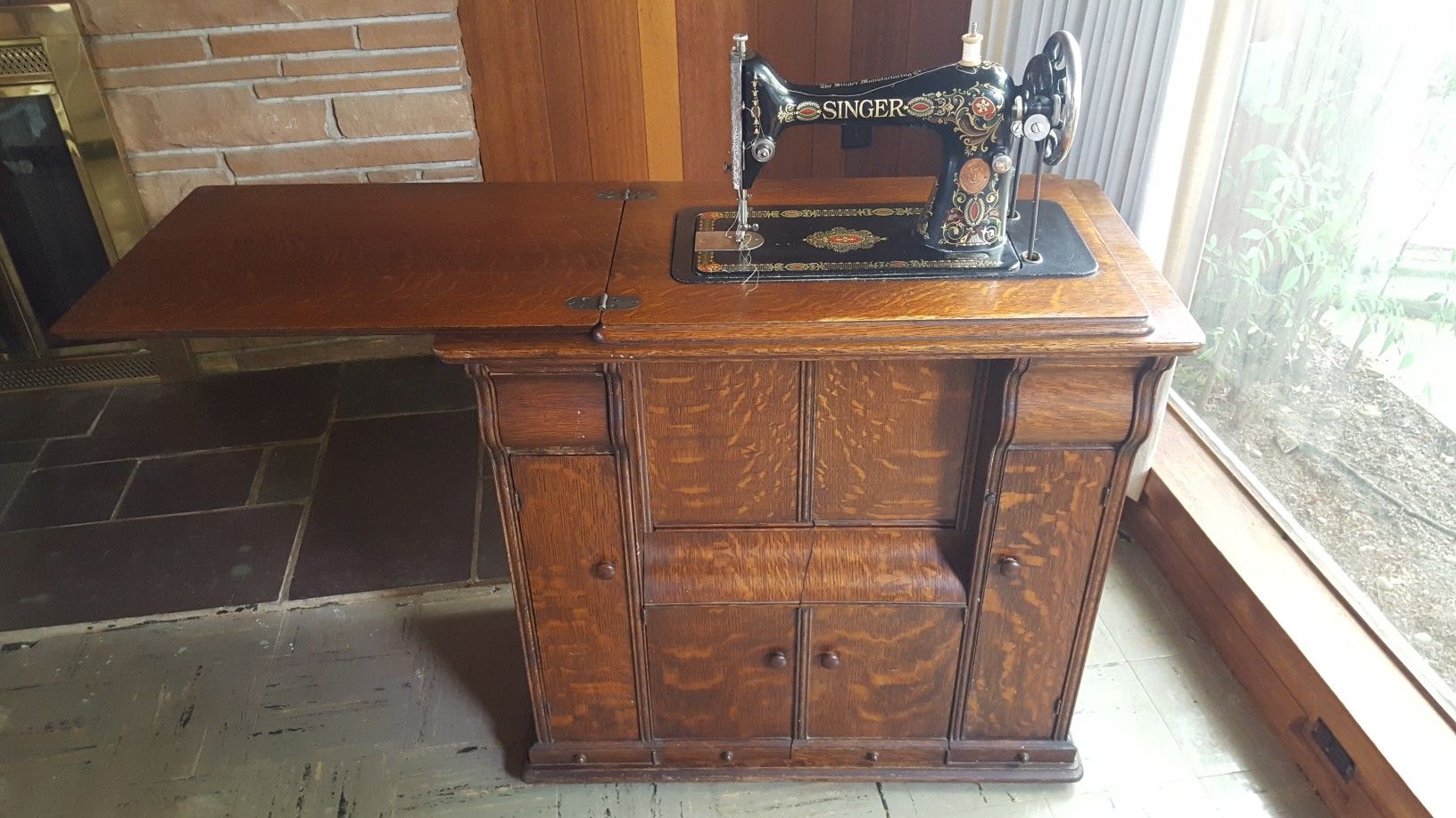 Vintage 1911 Singer "Red Eye" Sewing Machine, Cabinet No.31