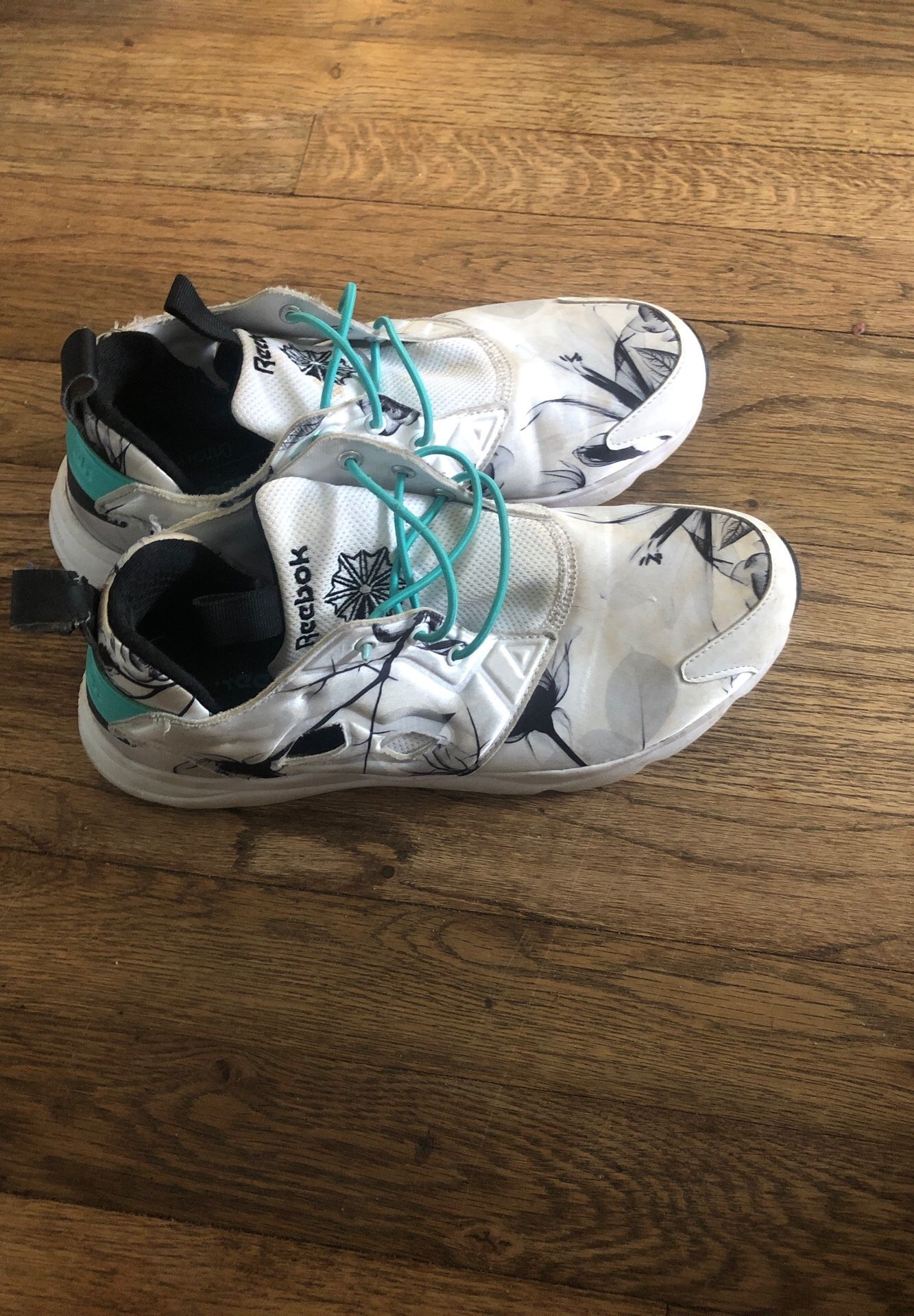 Reebok woman sneakers size 9