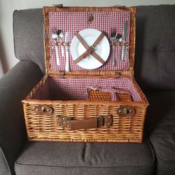 Vintage Picnic Basket Set 