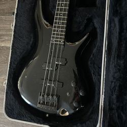 Late 1980s Ibanez sound gear SR1000e Bass Guitar with hard shell case 