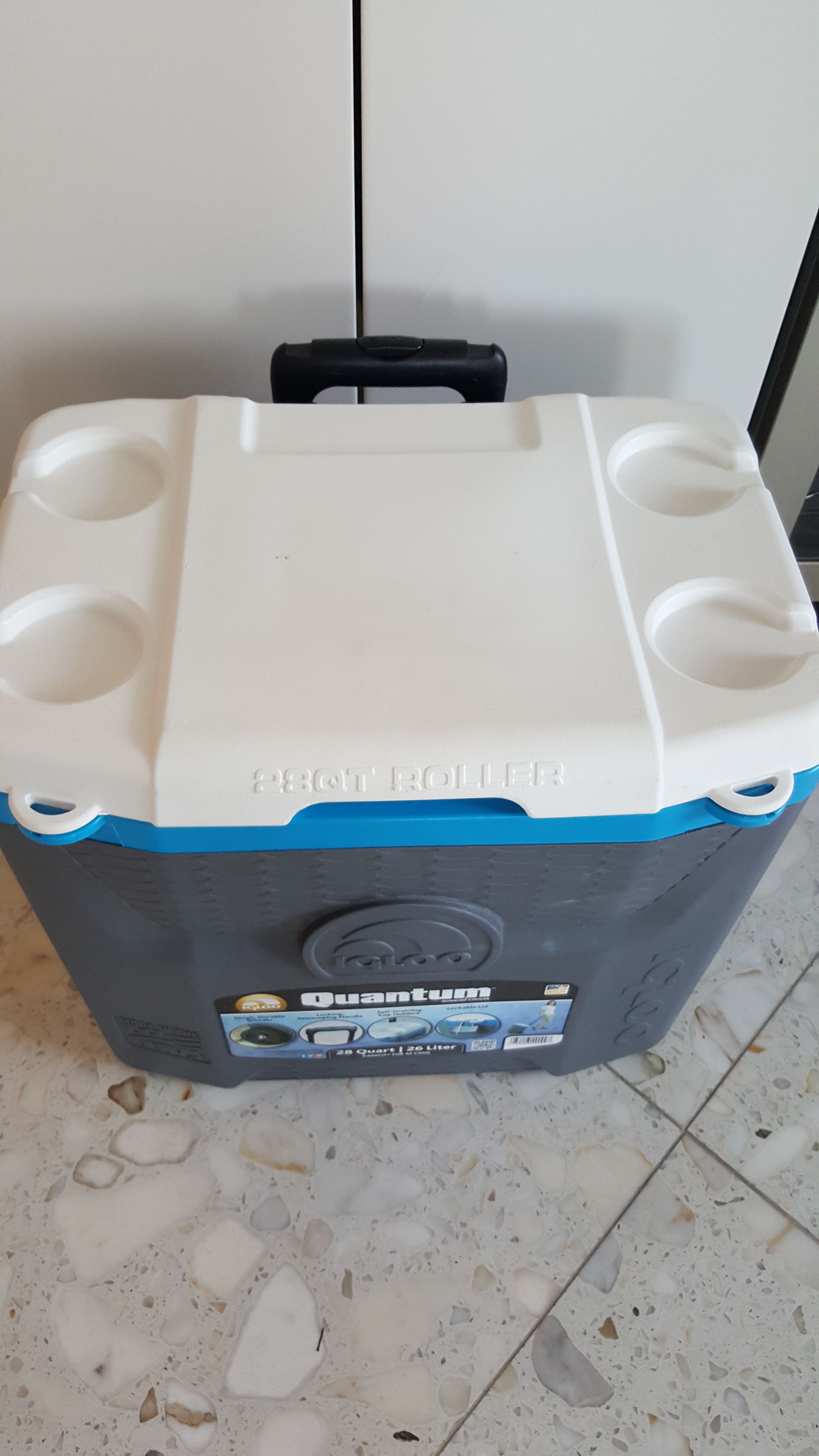 Igloo Quantum 28 Qt. Wheeled Cooler Grey/White