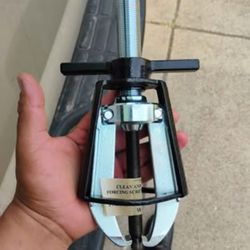 204 Manual Puller
Model 204
Jaws: 2
Capacity: 2 ton (18 kN)
Reach (B): 4 in (102 mm)
Spread Range (C): .5 to 5 in (13 to 127 mm)
Weight: 3.2 lbs (1.5 