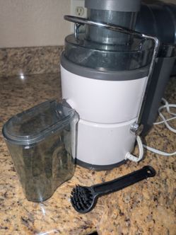 Fruit and veggie juicer