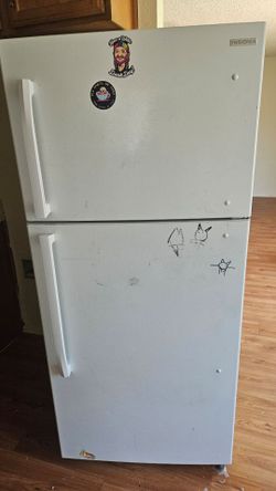 Insignia Top-Freezer Refrigerator White